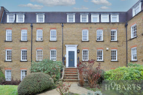 One/Two bedroom apartment in private block close 