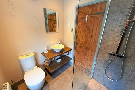 SHOWER ROOM 1