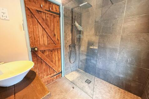 SHOWER ROOM 2