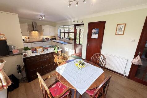 KITCHEN DINER 2