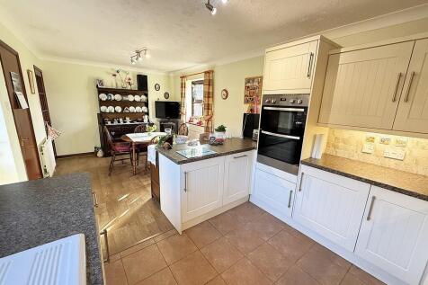 KITCHEN DINER 3
