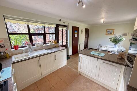 KITCHEN DINER 4