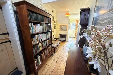 ENTRANCE HALL 2