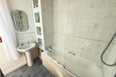 FF BATHROOM 1
