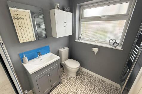 BATHROOM 2
