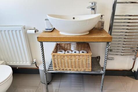 BATHROOM 2
