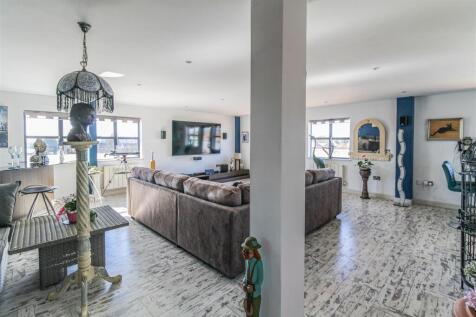 Stunning Open Plan Space