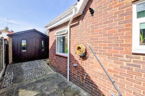 independent driveway to the garage
