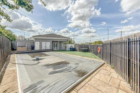 Shared Garden With Swimming Pool