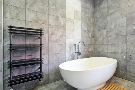 Feature oval bath