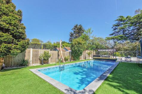 Feature swimming pool (1.5 meter depth)