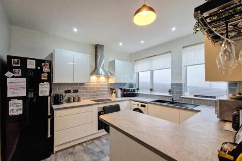 Kitchen with breakfast bar