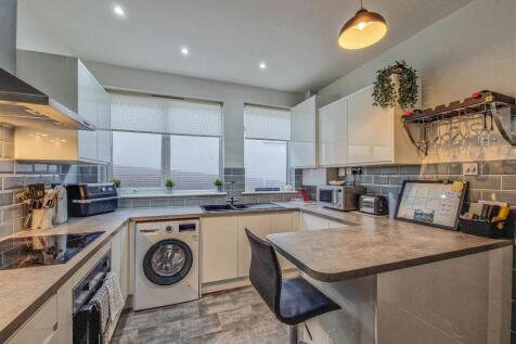 Kitchen with breakfast bar