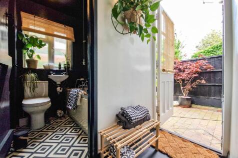 Inner hallway (garden access)