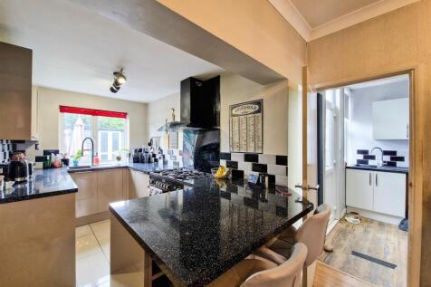 Kitchen with breakfast bar