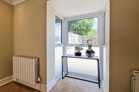 Feature bay window