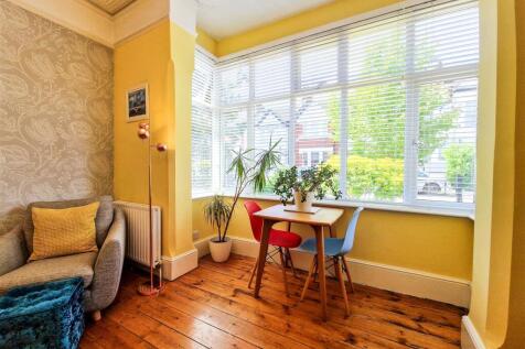Feature bay window