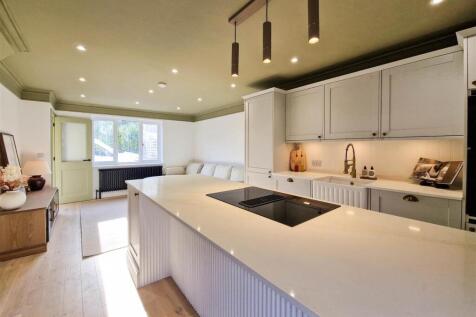 Kitchen with breakfast bar