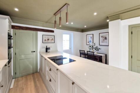 Kitchen &amp; dining area