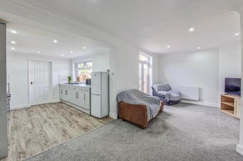 Open plan lounge/kitchen