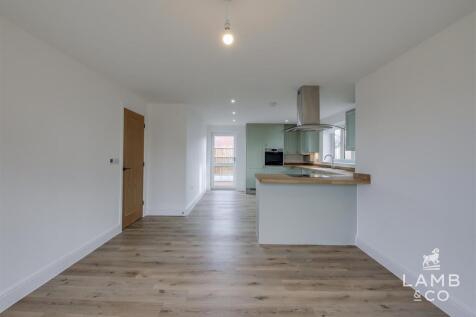 OPEN PLAN LIVING/KITCHEN