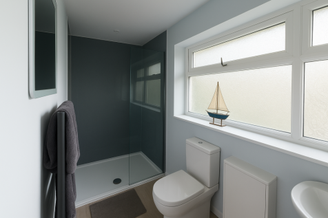 Modern Bathroom with Serene Details
