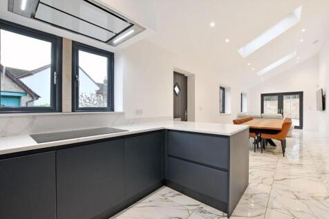 Kitchen / Dining 