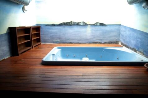 Jacuzzi tub