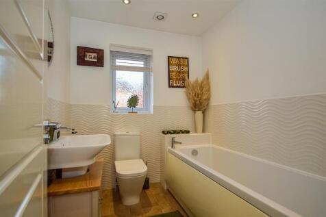 FAMILY BATHROOM/W.C.
