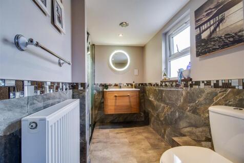 EN SUITE SHOWER ROOM