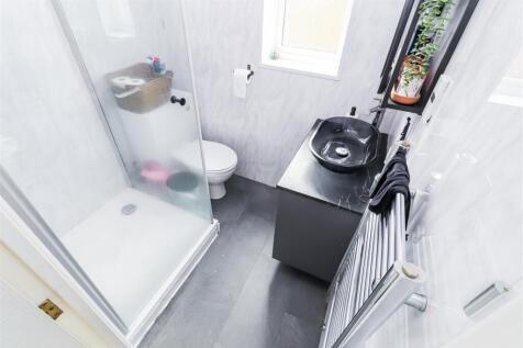 EN SUITE SHOWER ROOM/W.C.