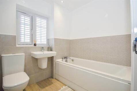 FAMILY BATHROOM/W.C.