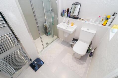 EN SUITE SHOWER ROOM/W.C.