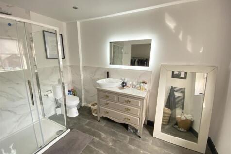 en suite top floor.jpeg