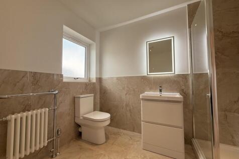 Main bathroom 