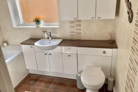 Downstairs Family Bathroom 1