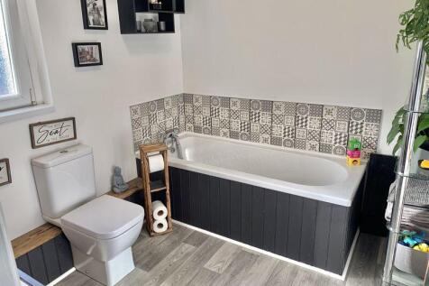 Family Bathroom 1
