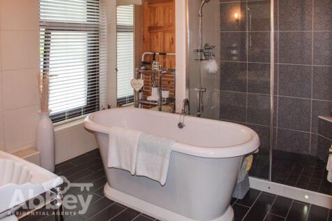 Family Bathroom 1