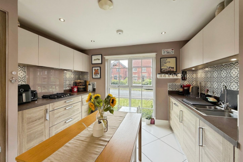 Open plan kitchen/Living area