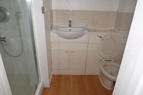 53-hawthorneCrescentBathroomNew.jpg