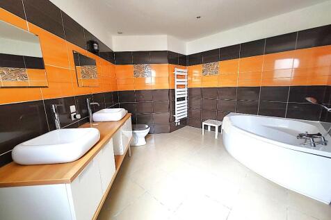 En-suite bathroom