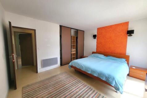 En-suite bedroom
