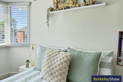 Front bedroom 2