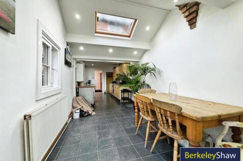 Dining area to kitchen