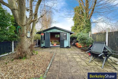 Garden cabin &amp; patio area