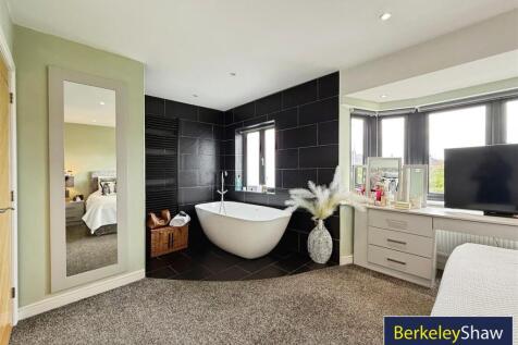 Bedroom 1 Ensuite Bath