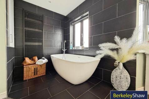 Bedroom 1 Ensuite Bath