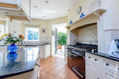 8389492-interior13.jpg