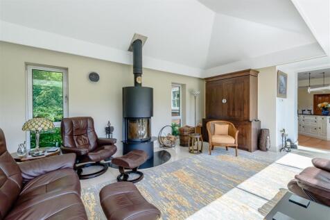 8389492-interior30.jpg