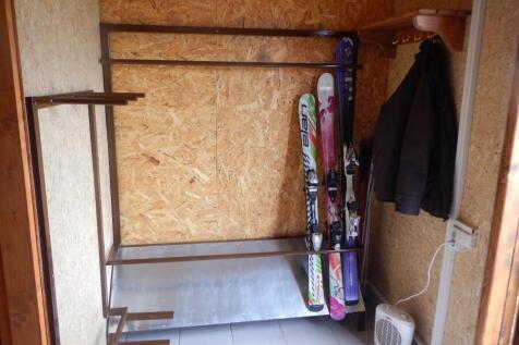 ski-equippment depot